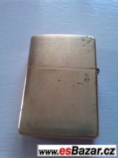 stary zapalovac ZIPPO ve zlate barve – fotografie 1