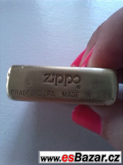 stary zapalovac ZIPPO ve zlate barve – fotografie 3