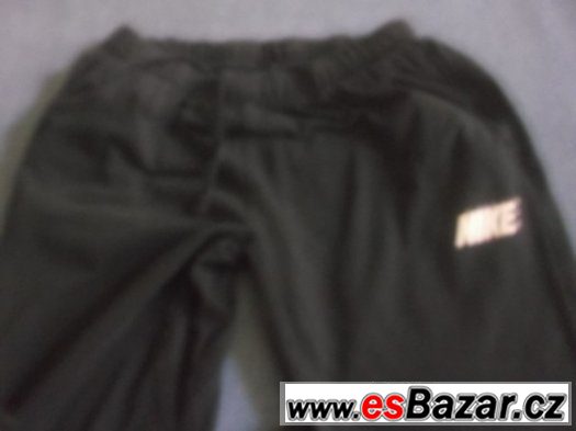 TOP STAV - Bavlněné tepláky NIKE 3/4 - vel. L – fotografie 3