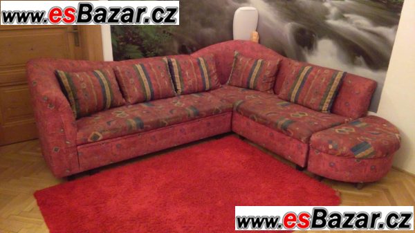 Prodám rohovou rozkládací sedací soupravu + taburet – fotografie 1
