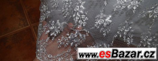 krajkové svatební šaty – fotografie 3