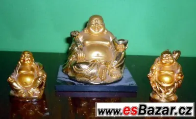 Různé sošky budhů.