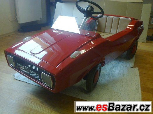 Krásné renovované šlapací auto - model DACIA – fotografie 1