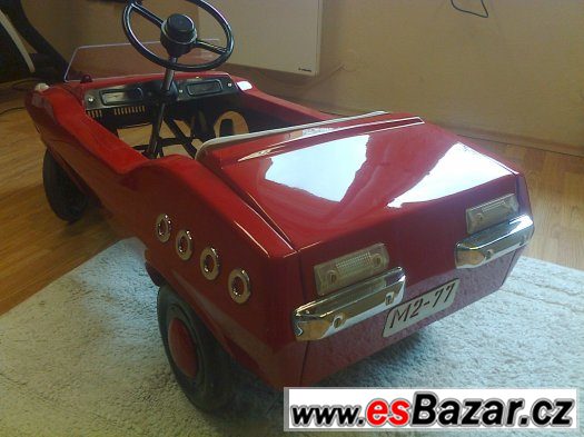 Krásné renovované šlapací auto - model DACIA – fotografie 3