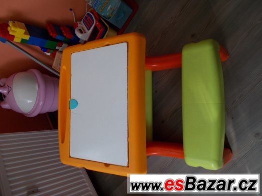 Smoby Plastový dětský stoleček Smoby s tabulí – fotografie 1