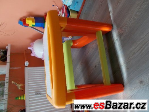 Smoby Plastový dětský stoleček Smoby s tabulí – fotografie 2