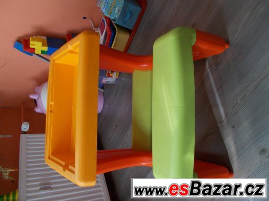 Smoby Plastový dětský stoleček Smoby s tabulí – fotografie 3