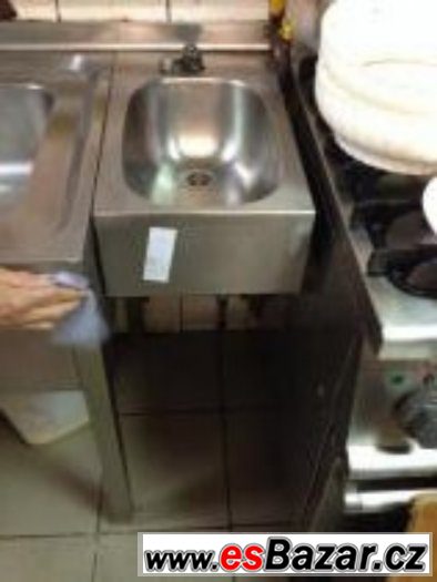 Malé umyvadlo na zeď s nášlapnou baterií – fotografie 1