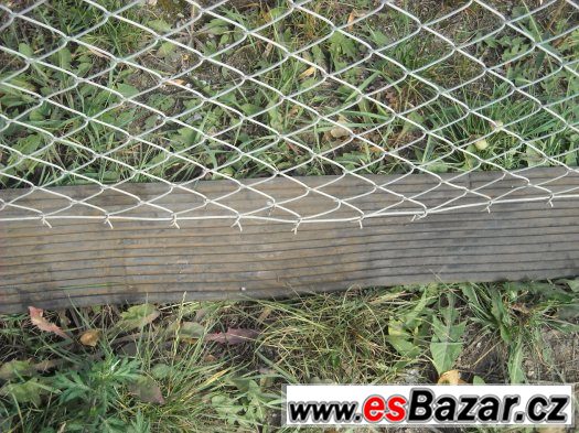 Gumové pásy pod plot – fotografie 1