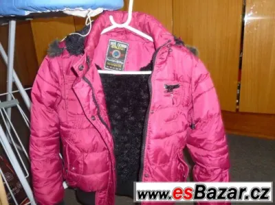 Prodám dívčí zimní bundu s odepínací kapucí. vel 146