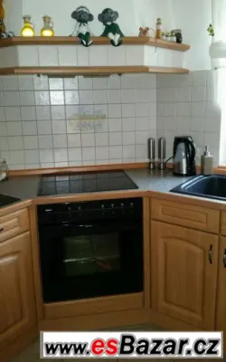 Rustikální kuchyně ve tvaru U se všemi spotřebiči