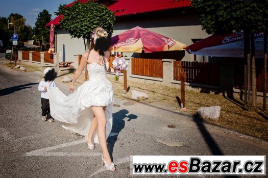 Svatebni šaty vpredu krátke vzadu dlouhe – fotografie 2