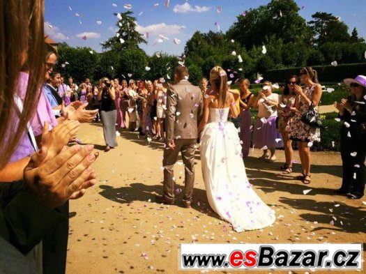 Svatebni šaty vpredu krátke vzadu dlouhe – fotografie 3