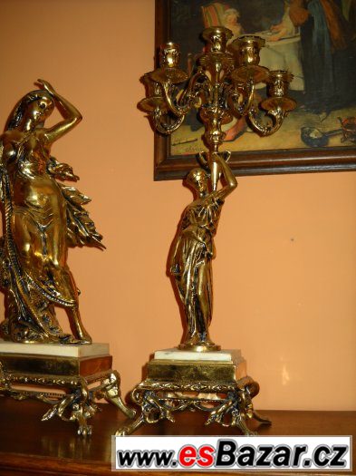 Luxusní bronzové figurální hodiny na mramoru se svícny TOP – fotografie 5