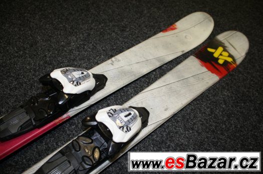 Kvalitní juniorské freestyle lyže Volkl v délce 118 cm – fotografie 2