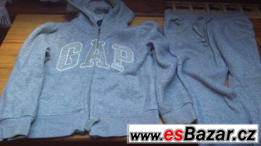 Prodám šedostříbrnou soupravu teplákovou zn.Gap na 2 roky – fotografie 1