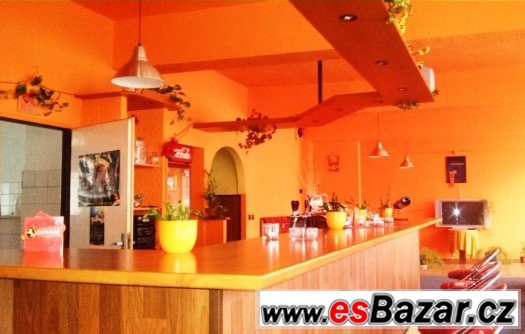 Bar pult,nerez dřezy,hrnce,sklenice,talíře.. – fotografie 1