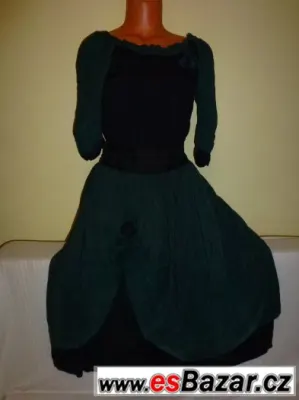 Krásný kostým halenka a sukně s květy