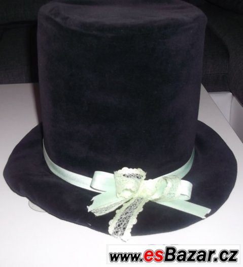 Cilindr na auto ženicha – fotografie 1