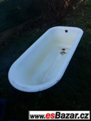 Stará litinová vana na nožičkách