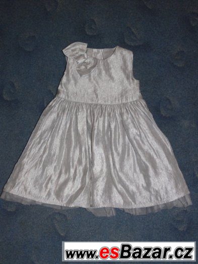 Značkové stříbrné slavnostní šatičky M&S  - vel. 92-98 – fotografie 1
