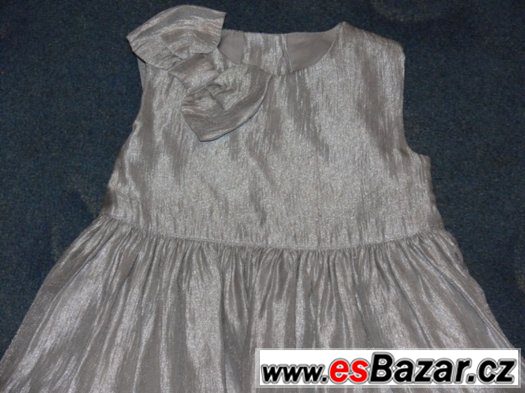 Značkové stříbrné slavnostní šatičky M&S  - vel. 92-98 – fotografie 2
