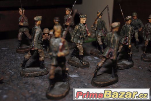 historický dřevěný hrad s hliněnými vojáčky – fotografie 3