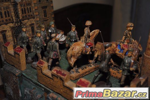historický dřevěný hrad s hliněnými vojáčky – fotografie 4
