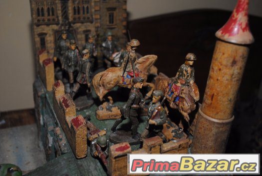 historický dřevěný hrad s hliněnými vojáčky – fotografie 5