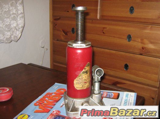 Prodám retro funkční hydraulický zvedák HZ5.1Š Jihostroj – fotografie 3