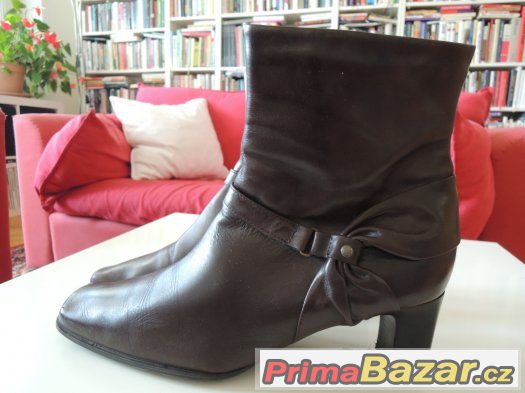 Hnědé kotníkové boty Clarks – fotografie 1
