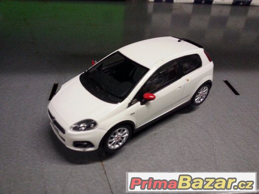 Model 1:24 Fiat Grande Punto Abarth – fotografie 5