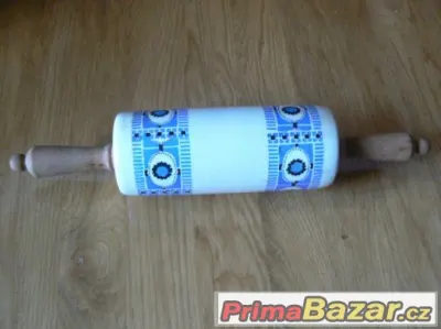 velmi starožitný porcelánový váleček  válec asi na těsto
