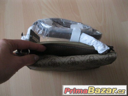 Guess crossbody kabelka a psaníčko v 1 – fotografie 4