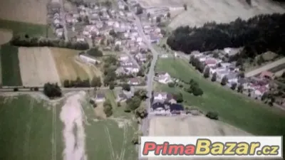 Zahrada nebo stavební pozemek.