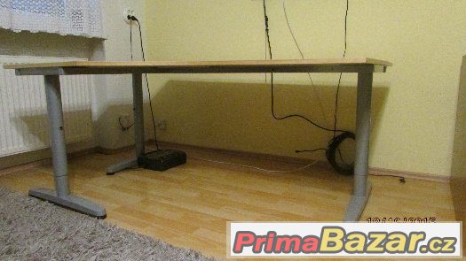 Kancelářský stůl – fotografie 4