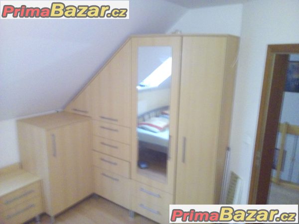 dobrý den ,prodám skřín i z nočnímy stolky – fotografie 1