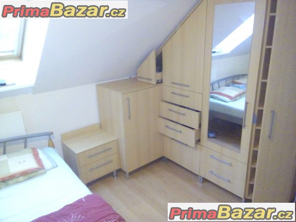 dobrý den ,prodám skřín i z nočnímy stolky – fotografie 2