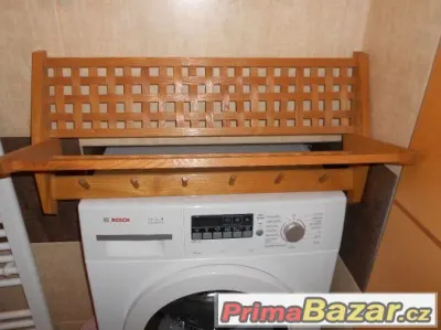 Pěkný, dřevěný, odkládcí věšák.