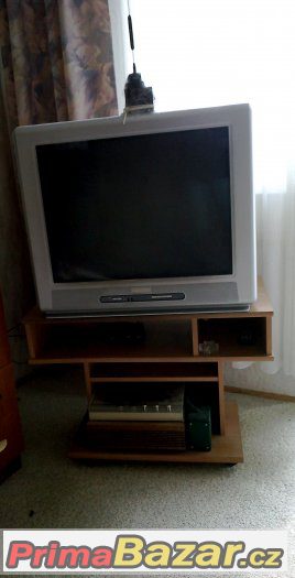 Stolek na kolečkách pod televizi – fotografie 2