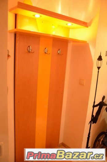 Kvalitní nábytek do předsíně s vestavným osvětlením - masiv – fotografie 3