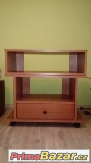 TV stolek na kolečkách – fotografie 1