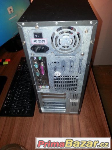 PC skříň se zdrojem – fotografie 2