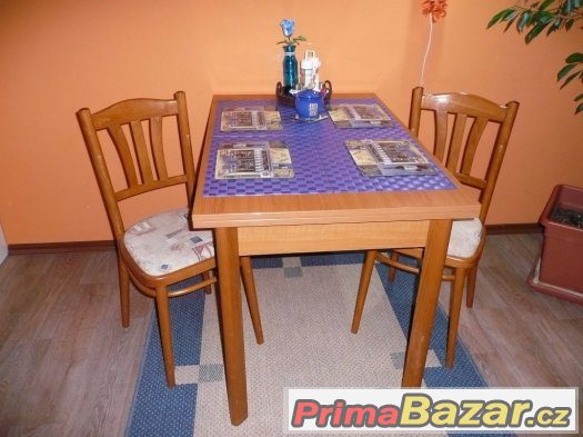 Jídelní stůl a 2 židle – fotografie 1