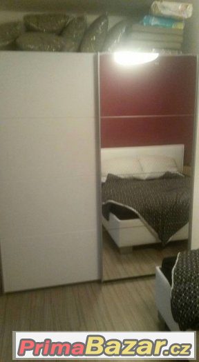 Moderní šatní skříň s posuvnými dveřmi šíře 180 cm, bílá – fotografie 5