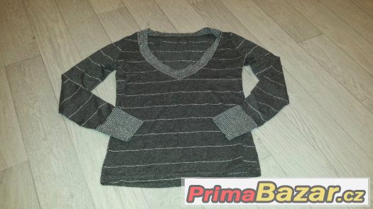 Tričko s hlubokým výstřihem - XS – fotografie 1