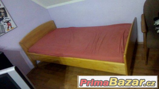 Prodám dřevěnou postel ,rošt a pěnovou matrace – fotografie 1