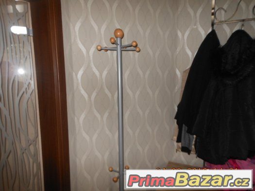 VĚŠÁK STOJANOVÝ ŠEDO-STŘÍBRNÝ -JAKO NOVÝ – fotografie 3