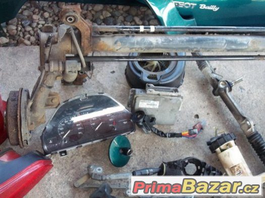 Prodám náhradní díly Peugeot 106.,r. v. 2000, zelené barvy – fotografie 2