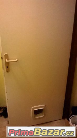 Levé dveře šíře 80 cm bílé s průchodem pro zvíře, Vsetín – fotografie 2